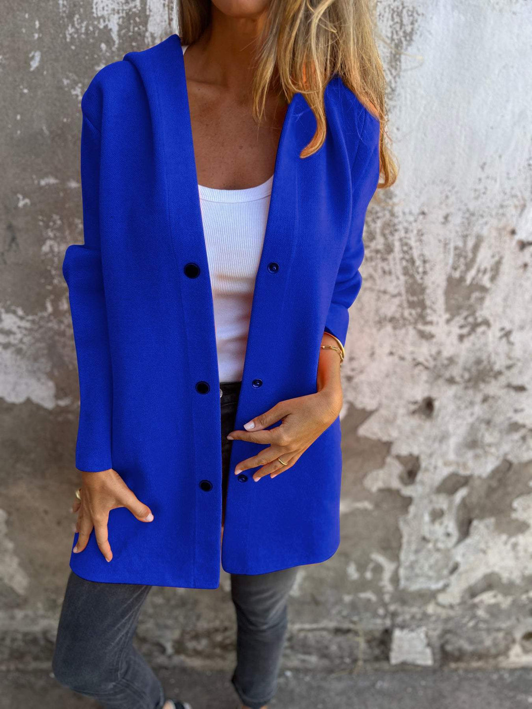 Adriana – Strickjacke mit Knöpfen und Kapuze