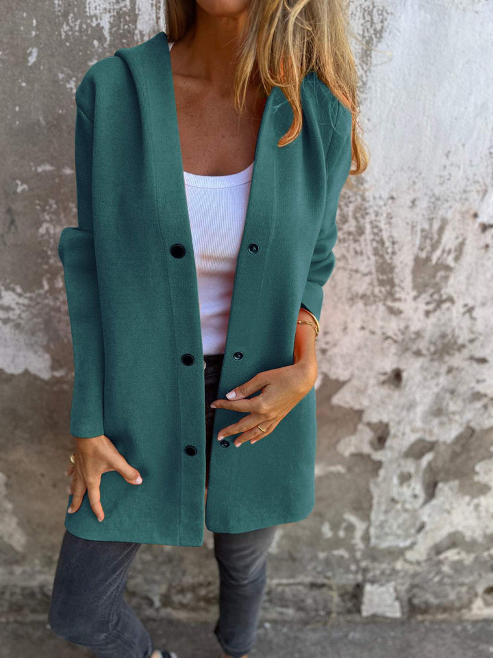 Adriana – Strickjacke mit Knöpfen und Kapuze
