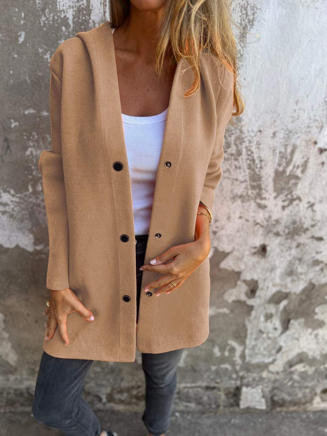 Adriana – Strickjacke mit Knöpfen und Kapuze