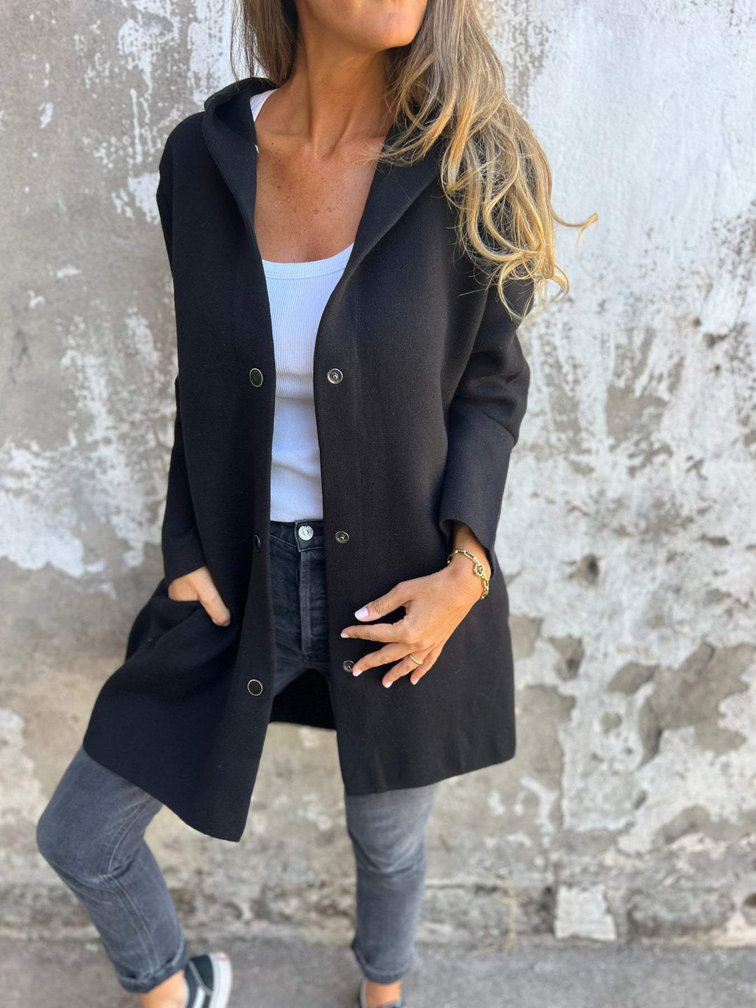 Adriana – Strickjacke mit Knöpfen und Kapuze