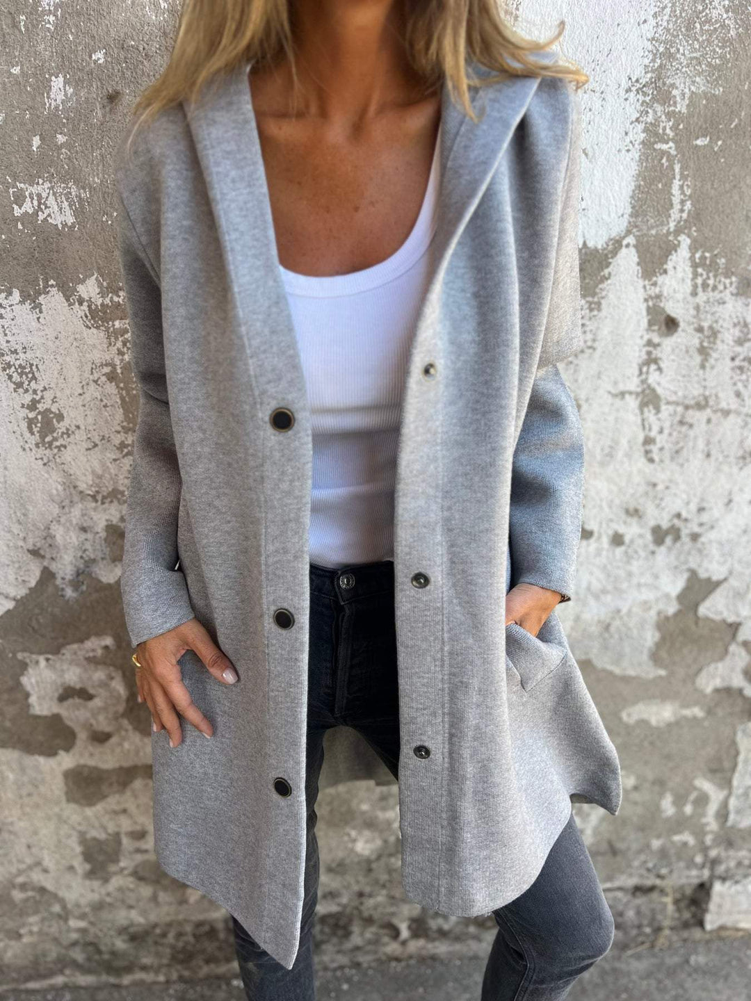 Adriana – Strickjacke mit Knöpfen und Kapuze