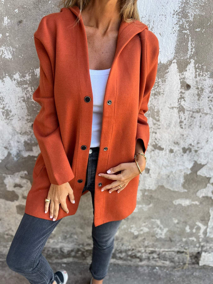 Adriana – Strickjacke mit Knöpfen und Kapuze