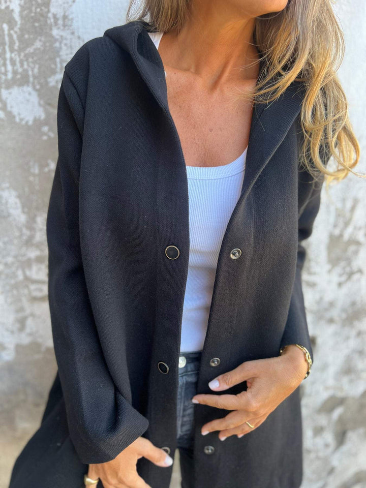 Adriana – Strickjacke mit Knöpfen und Kapuze
