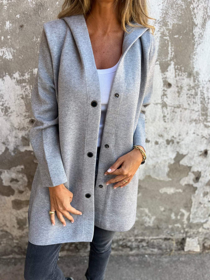 Adriana – Strickjacke mit Knöpfen und Kapuze